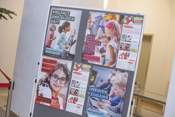 Pinnwand mit Plakaten zu Diversität, Meinungsfreiheit, Selbstbestimmung und Medienzugängen